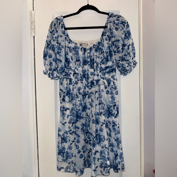 Blue floral Abercrombie dress. Perfect for spring and summer. Worn only once. - Picture 2 of 4